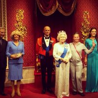 Belén Esteban con la Familia Real Británica de cera