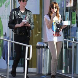 Dakota Johnson y Matthew Hitt pasean por las calles de Los Ángeles