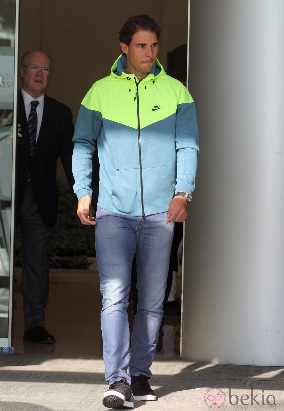 Rafa Nadal saliendo del hospital tras ser operado de apendicitis