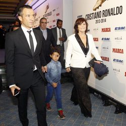 Jorge Mendes, Cristiano Ronaldo Junior y Dolores Aveiro en la entrega de la Bota de Oro 2014