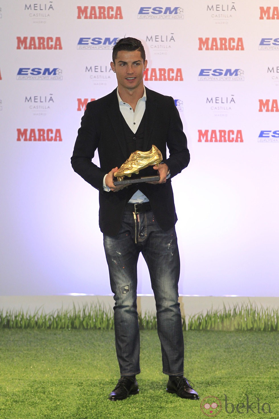 Cristino tras recibir la Bota de Oro 2014 - Cristiano Ronaldo, el jugador de fútbol más sexy y papá 10 - Foto en Bekia Actualidad
