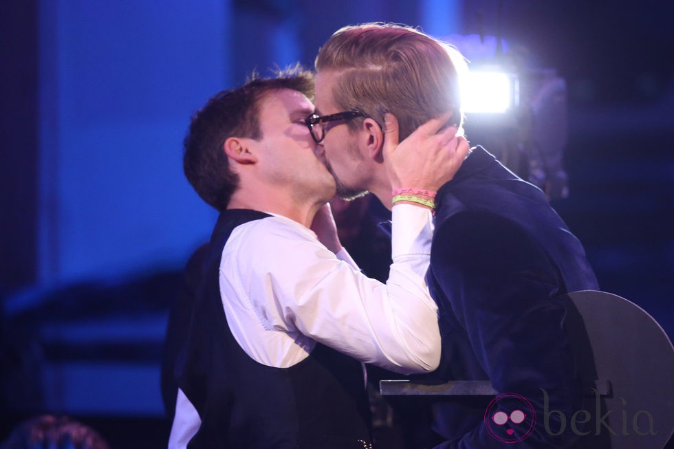 James Blunt y Joko Winterscheidt se besan en la entrega de premios GQ en Berlín