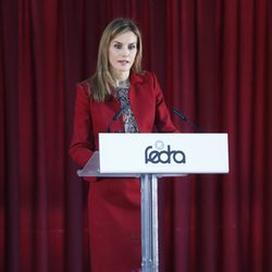 La Reina Letizia dando un discurso en portugués en su primera visita oficial en solitario a Portugal como Reina