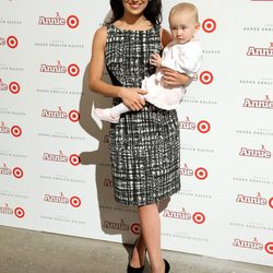 Hilaria Thomas con su hija Carmen Gabriela en la presentación de una colección de Target