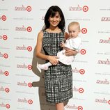Hilaria Thomas con su hija Carmen Gabriela en la presentación de una colección de Target