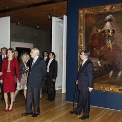 La Reina Letizia recibe explicaciones de la exposición 'Tesoros de los Palacios Reales de España' en Lisboa