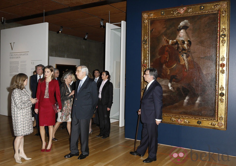 La Reina Letizia recibe explicaciones de la exposición 'Tesoros de los Palacios Reales de España' en Lisboa
