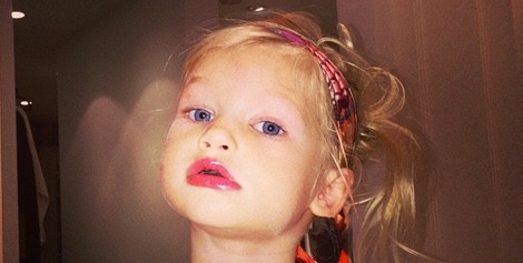 Jessica Simpson comparte fotos de su hija Maxwell posando con los labios pintados