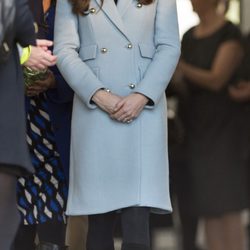 Kate Middleton luce embarazo en Gales