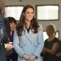 Kate Middleton luce embarazo en Gales