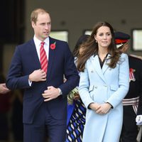 El Príncipe Guillermo y Kate Middleton visitan una refinería en Gales