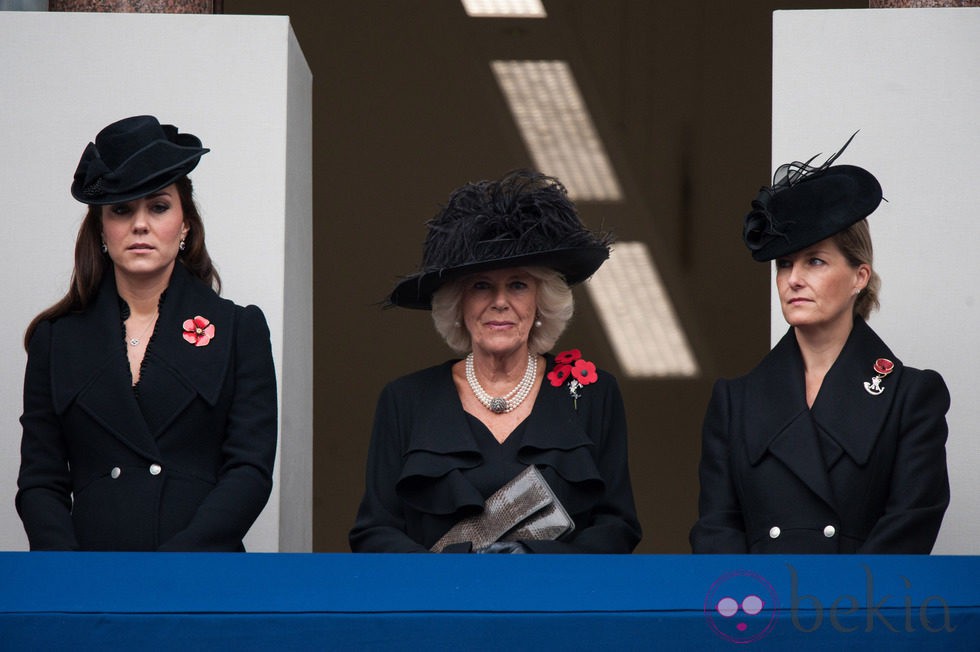 La Duquesa de Cambridge, la Duquesa de Cornualles y la Condesa de Wessex en el Día de los Caídos 2014