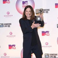 Ozzy Osbourne posando con su galardón de los MTV EMA 2014