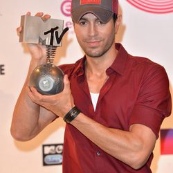 Enrique Iglesias posando con su galardón de los MTV EMA 2014