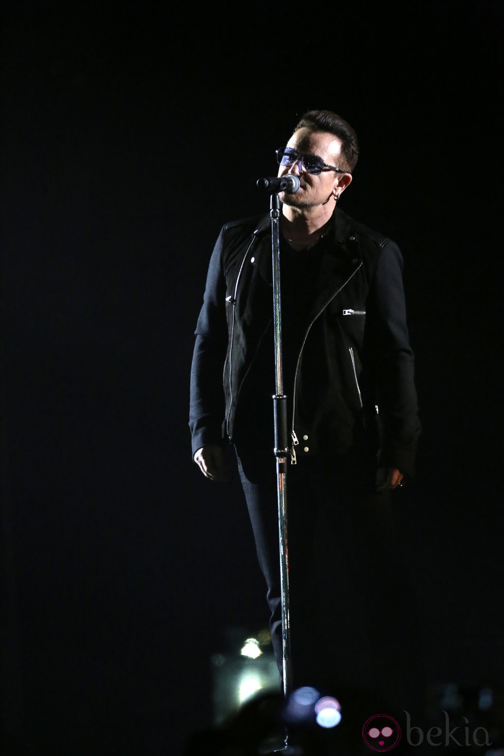 Bono durante su actuación en los MTV EMA 2014