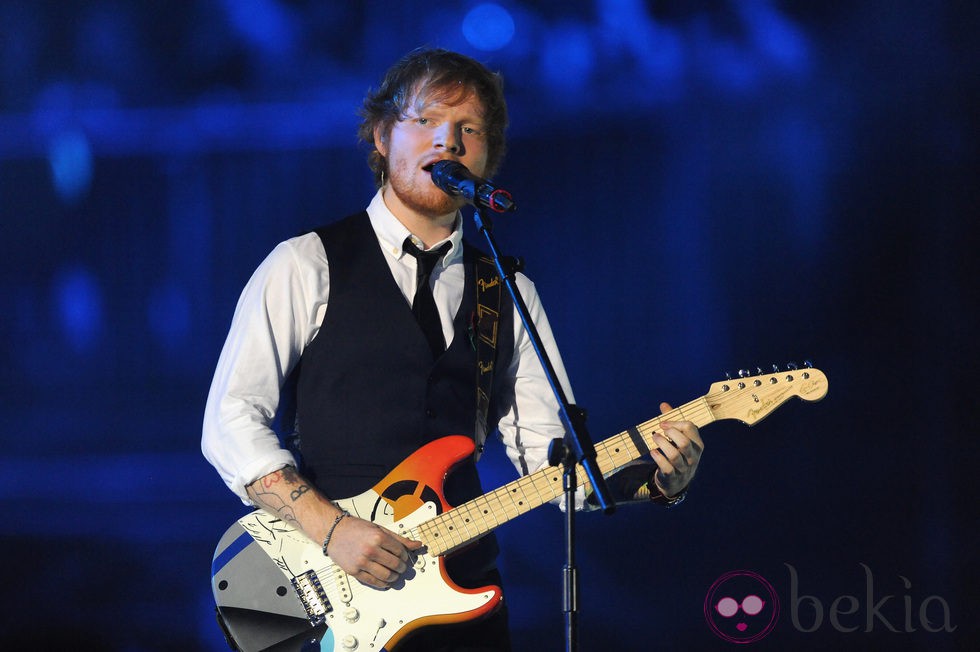 Ed Sheeran durante su actuación en los MTV EMA 2014
