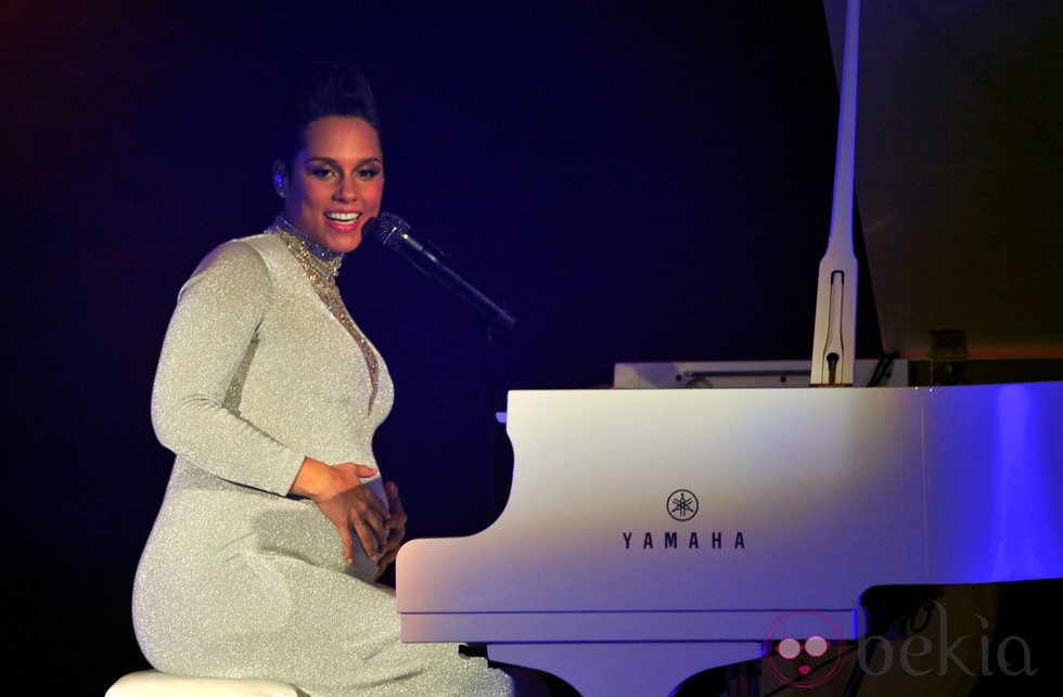 Alicia Keys luce embarazo durante su actuación en los MTV EMA 2014