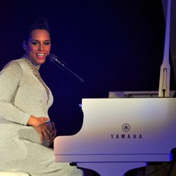 Alicia Keys luce embarazo durante su actuación en los MTV EMA 2014