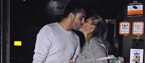 Belén Esteban y Miguel Marcos se besan por el 41 cumpleaños de la colaboradora