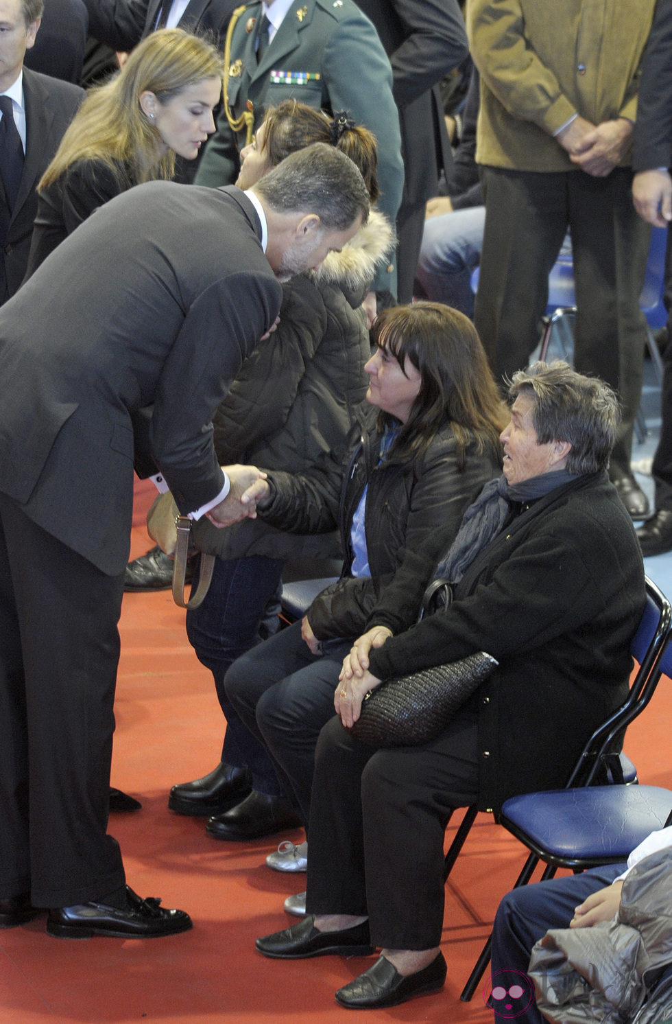 Los Reyes Felipe y Letizia consuelan a los familiares de los fallecidos en el accidente de autobús en Cieza