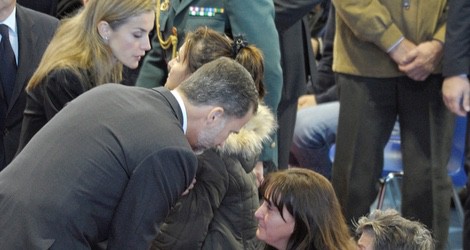 Los Reyes Felipe y Letizia consuelan a los familiares de los fallecidos en el accidente de autobús en Cieza