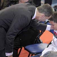 El Rey Felipe consuela a un niño en el funeral en memoria de los fallecidos en el accidente de autobús en Cieza