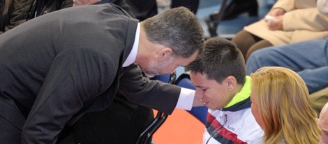 El Rey Felipe consuela a un niño en el funeral en memoria de los fallecidos en el accidente de autobús en Cieza