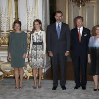 Los Grandes Duques Enrique y María Teresa y los Príncipes Guillermo y Stéphanie reciben a los Reyes Felipe y Letizia a su llegada a Luxemburgo