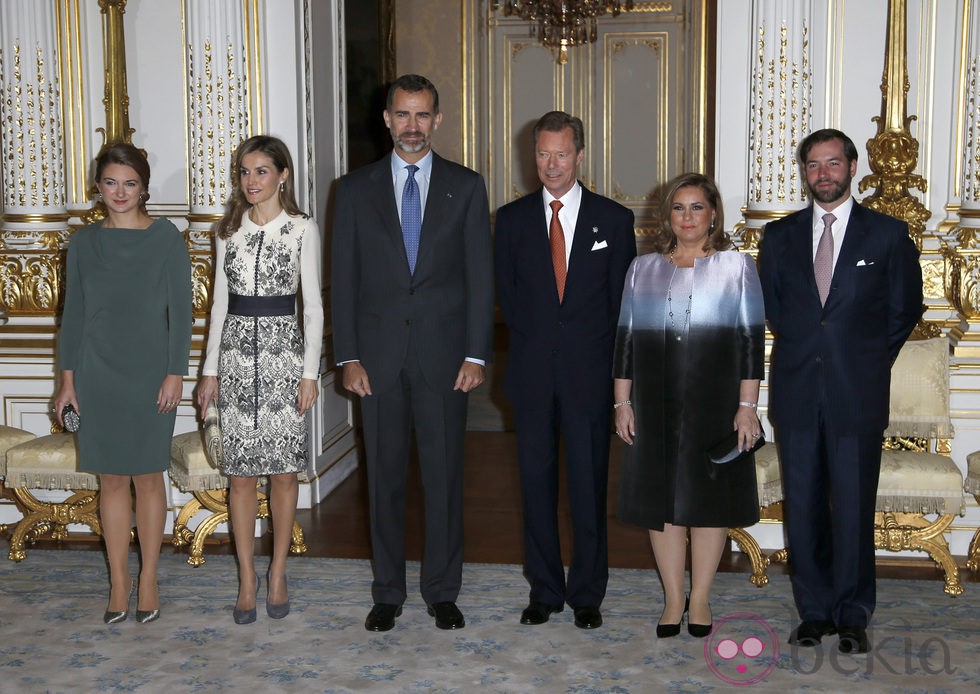 Los Grandes Duques Enrique y María Teresa y los Príncipes Guillermo y Stéphanie reciben a los Reyes Felipe y Letizia a su llegada a Luxemburgo