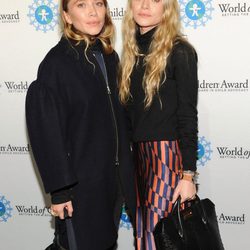 Mary Kate y Ashley Olsen en la entrega de los Premios World of Children en Nueva York