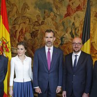 Los Reyes Felipe y Letizia con el Primer Ministro Belga en su primer viaje a Bélgica como Reyes