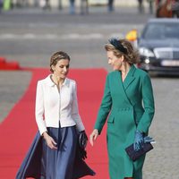 La Reina Letizia y la Reina Matilde charlando en la primera visita oficial de Felipe y Letizia como Reyes a Bélgica