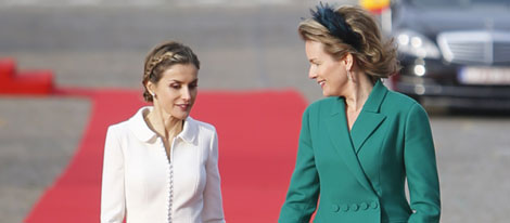 La Reina Letizia y la Reina Matilde charlando en la primera visita oficial de Felipe y Letizia como Reyes a Bélgica