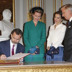 El Rey Felipe firma ante la Reina Letizia y los Reyes de Bélgica en su primer viaje a Bélgica como Rey de España