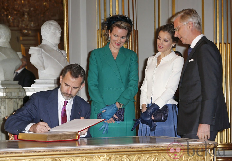 El Rey Felipe firma ante la Reina Letizia y los Reyes de Bélgica en su primer viaje a Bélgica como Rey de España