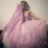 Kaley Cuoco se pone de nuevo su vestido de novia rosa en un videoclip