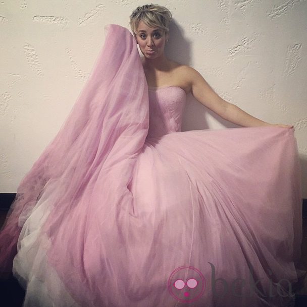 Kaley Cuoco se pone de nuevo su vestido de novia rosa en un videoclip