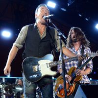 Bruce Springsteen, Dave Grohl y Zac Brown durante su actuación en Concert for Valor 2014