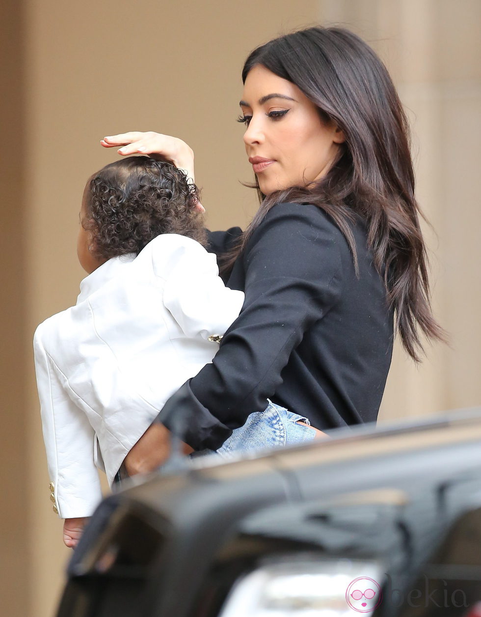 Kim Kardashian con su hija North West llegan al baby shower de Kourtney Kardashian