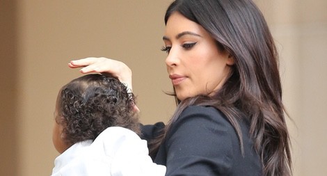 Kim Kardashian con su hija North West llegan al baby shower de Kourtney Kardashian