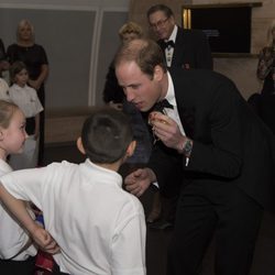 El Principe Guillermo con unos niños en la cena benéfica SkillForce