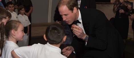 El Principe Guillermo con unos niños en la cena benéfica SkillForce