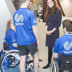 Kate Middleton charla con unos deportistas en el GSK Human Executive centre de Brentford