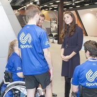 Kate Middleton charla con unos deportistas en el GSK Human Executive centre de Brentford