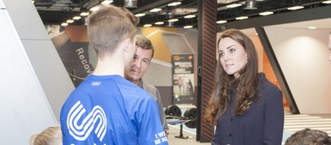 Kate Middleton charla con unos deportistas en el GSK Human Executive centre de Brentford