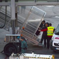 Iñaki Urdangarín entra en un avión tras haber sido escoltado por la Guardia Civil