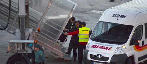 Iñaki Urdangarín entra en un avión tras haber sido escoltado por la Guardia Civil