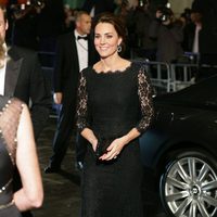 Kate Middleton luce embarazo en la Royal Variety Performance 2014