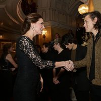 Kate Middleton saluda a Harry Styles en la Royal Variety Performance 2014