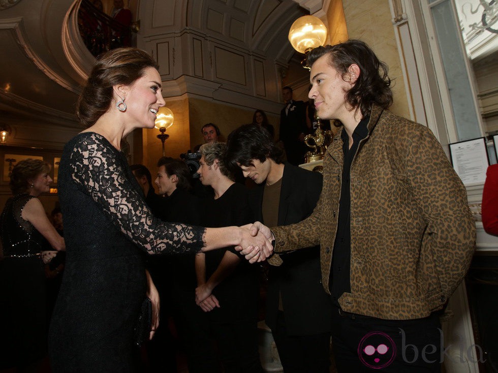 Kate Middleton saluda a Harry Styles en la Royal Variety Performance 2014